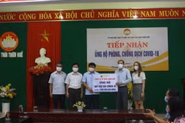 Công ty CP APEC Land trao số tiền ủng hộ 1 tỷ đồng. (Nguồn: mattran.org.vn)