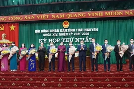 Bí thư Tỉnh ủy cùng Chủ tịch UBND tỉnh Thái Nguyên tặng hoa Thường trực HĐND tỉnh và Trưởng, phó các ban HĐND tỉnh nhiệm kỳ 2021-2026. (Ảnh: Hoàng Nguyên/TTXVN)