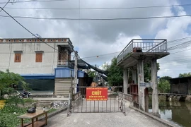 Cơ quan chức năng tiến hành phong tỏa tổ dân phố Tây Kênh, thị trấn Cổ Lễ, huyện Trực Ninh, tỉnh Nam Định. (Ảnh: Công Luật/TTXVN)