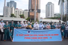 Đoàn y, bác sỹ, lái xe Trung tâm cấp cứu 115 thành phố Đà Nẵng lên đường chi viện Thành phố Hồ Chí Minh phòng, chống dịch COVID-19. (Ảnh: Văn Dũng/TTXVN)