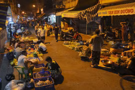 Các mặt bày bán ở chợ chủ yếu là nông sản. (Ảnh: Duy Khương/TTXVN)