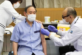 Thủ tướng Nhật Bản Yoshihide Suga tiêm mũi thứ nhất vaccine ngừa COVID-19 tại một bệnh viện ở Tokyo, ngày 15/3. (Nguồn: japantimes)