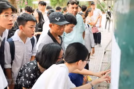Thí sinh kiểm tra số báo danh. (Ảnh: Thanh Tùng/TTXVN)