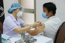 Tiêm vaccine phòng COVID-19 các nhà báo, phóng viên các cơ quan báo chí. (Ảnh: Thu Hương/TTXVN) 