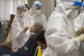 Nhân viên y tế lấy mẫu xét nghiệm COVID-19 tại Selangor, Malaysia, ngày 20/5. (Ảnh: THX/TTXVN)