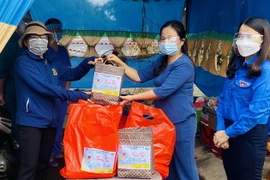 Tỉnh Đoàn Quảng Trị trao tặng quà cho các hộ dân có hoàn cảnh khó khăn tại các khu vực phong tỏa trên địa bàn thành phố Đông Hà. (Ảnh: Hồ Cầu/TTXVN)