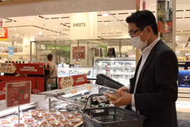 Người tiêu dùng Nhật Bản chọn mua vải thiều Việt Nam ở siêu thị AEON. (Ảnh: Đào Thanh Tùng/TTXVN)