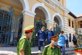 Một số bị cáo bị áp giải về trại tạm giam sau phiên tòa. (Nguồn: thanhnien.vn)