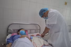Bác sỹ thăm khám cho sản phụ và hai bé sơ sinh. (Nguồn: thanhnien.vn)