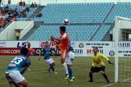 Pha tranh chấp bóng quyết liệt giữa cầu thủ hai đội. (Ảnh: Trần Lê Lâm/TTXVN)