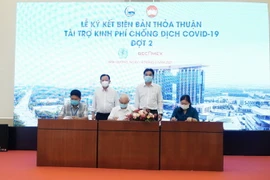 Lễ ký kết tài trợ kinh phí phòng chống dịch COVID-19 tại các khu công nghiệp tỉnh Bình Dương. (Ảnh: Dương Chí Tưởng/TTXVN)