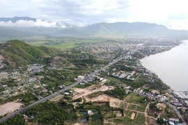 Dự án trọng điểm đường Quốc lộ 1 nối với bán đảo Đầm Môn, xã Vạn Thạnh, huyện Vạn Ninh- Bắc Vân Phong. (Ảnh: TTXVN phát)