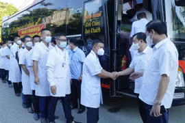Lãnh đạo tỉnh Điện Biên tạm biệt các y, bác sỹ lên đường hỗ trợ thành phố Hồ Chí Minh chống dịch. (Ảnh: Xuân Tư/TTXVN)