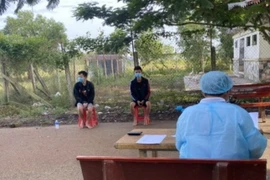 Hai đối tượng nhập cảnh trái phép bị bắt giữ. (Ảnh: Thanh Tân/TTXVN)