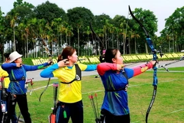 Các cung thủ tham gia thi đấu tranh tài. (Ảnh: Nguyễn Thảo/TTXVN)