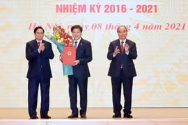 Ủy viên Bộ Chính trị, Chủ tịch nước Nguyễn Xuân Phúc và Ủy viên Bộ Chính trị, Thủ tướng Chính phủ Phạm Minh Chính trao Quyết định bổ nhiệm Phó Thủ tướng Chính phủ cho ông Lê Minh Khái. (Ảnh Thống Nhất/TTXVN)