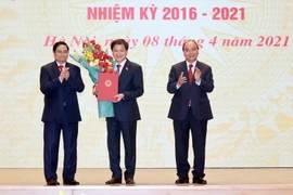 Ủy viên Bộ Chính trị, Chủ tịch nước Nguyễn Xuân Phúc và Ủy viên Bộ Chính trị, Thủ tướng Chính phủ Phạm Minh Chính trao Quyết định bổ nhiệm Phó Thủ tướng Chính phủ cho ông Lê Minh Khái. (Ảnh Thống Nhất/TTXVN)
