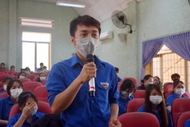 Cử tri trẻ trao đổi về cuộc bầu cử. (Ảnh: Hoài Thu/TTXVN)