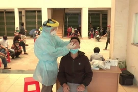 Tăng cường các biện pháp xét nghiệm nhằm sàng lọc, phát hiện sớm các ca COVID-19. (Ảnh: Nguyên Dung/TTXVN)