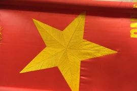 Lá cờ tổ quốc được thêu tay. (Ảnh Mạnh Khánh/TTXVN)