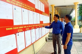 Danh sách các ứng cử viên ứng cử đại biểu Quốc hội khóa XV và đại biểu HĐND các cấp nhiệm kỳ 2016-2026 được niêm yết. (Ảnh: Tá Chuyên/TTXVN)
