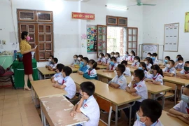 Học sinh nghe giáo viên phổ biến các nội dung chuẩn bị cho năm học mới. (Ảnh minh họa: Hữu Quyết/TTXVN)