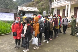 Các đối tượng vượt biên trái phép tại Đồn biên phòng Pha Long, tỉnh Lào Cai. (Ảnh TTXVN phát)