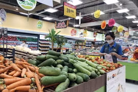 Một số mặt hàng rau củ, quả đang có giá bán khuyến mại tại siêu thị ở Thành phố Hồ Chí Minh. (Ảnh: Mỹ Phương/TTXVN)