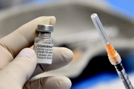 Tiêm chủng vaccine ngừa COVID-19. (Ảnh: AFP/TTXVN)