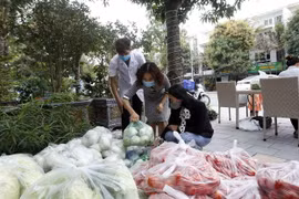 Người dân Hưng Yên mua hàng ủng hộ bà con xã Yên Phú, huyện Yên Mỹ tại điểm khu đô thị Ecopark, huyện Văn Giang, Hưng Yên. (Ảnh: Phạm Kiên/TTXVN)