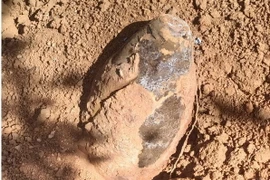 Quả bom được phát hiện khi người dân đào móng làm nhà. (Ảnh: TTXVN phát)