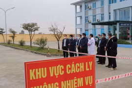 Đoàn công tác kiểm tra công tác phòng, chống dịch COVID-19 tại Trung tâm Y tế huyện Lương Tài, tỉnh Bắc Ninh. (Ảnh: Đinh Văn Nhiều/TTXVN)