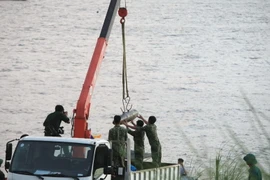 Hình ảnh nín thở xem công binh trục vớt quả bom nằm sát cầu Long Biên