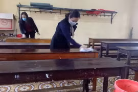Giáo viên trường trung học cơ sở Dân tộc Nội trú huyện Cẩm Thủy, Thanh Hóa vệ sinh trường lớp chuẩn bị đón học sinh trở lại lớp. (Ảnh: Hoa Mai/TTXVN) 