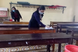 Giáo viên trường trung học cơ sở Dân tộc Nội trú huyện Cẩm Thủy, Thanh Hóa vệ sinh trường lớp chuẩn bị đón học sinh trở lại lớp. (Ảnh: Hoa Mai/TTXVN) 