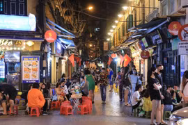 Phố Tạ Hiện - một điểm ăn chơi về đêm, thu hút đông du khách của Hà Nội. (Ảnh: Thành Đạt/TTXVN)
