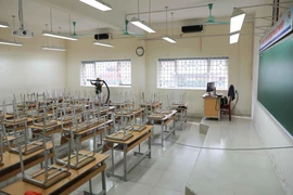 Trường Trung học phổ thông Nguyễn Gia Thiều, quận Long Biên hoàn thành vệ sinh, khử khuẩn và các công tác chuẩn bị khác, sẵn sàng đón học sinh trở lại trường từ 4/5. (Ảnh: Thanh Tùng/TTXVN)
