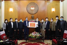 Chủ tịch Ủy ban Trung ương Mặt trận Tổ quốc Việt Nam Trần Thanh Mẫn tiếp nhận ủng hộ của Bộ Lao động Thương binh và Xã hội. (Ảnh:Dương Giang/TTXVN)