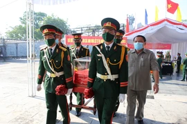 Lễ an táng các anh hùng liệt sỹ tại Nghĩa trang Liệt sỹ Quốc gia Đường 9. Ảnh minh họa. (Ảnh: Hồ Cầu/TTXVN)