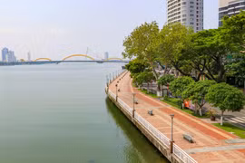 Tuyến đường đi bộ ven sông Hàn vắng vẻ do người dân thực hiện nghiêm túc việc giãn cách xã hội. (Ảnh: Trần Lê Lâm/TTXVN)