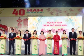 Lãnh đạo Thành phố cùng đại diện các sở, ngành cắt băng khai mạc Hội Hoa xuân Thành phố Hồ Chí Minh Canh Tý 2020. (Ảnh: Mỹ Phương/TTXVN)