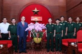 Ủy viên Bộ Chính trị, Bí thư Thành ủy Thành phố Hồ Chí Minh Nguyễn Thiện Nhân tặng hoa Bộ Tư lệnh Quân khu 7. (Ảnh: Xuân Khu/TTXVN)