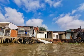 Điểm sạt lở ven chợ nổi Cái Răng, phương An Bình, quận Ninh Kiều (Cần Thơ) làm 5 căn nhà bị sụp một phần. (Nguồn: TTXVN) 