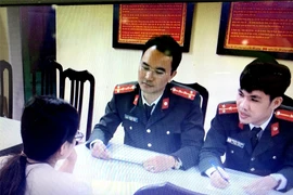 Cán bộ Cục An ninh mạng và phòng, chống tội phạm sử dụng công nghệ cao Bộ Công an làm việc với đối tượng đưa tin bịa đặt, xuyên tạc tại Cơ quan Công an. (Nguồn: Bộ Công an)