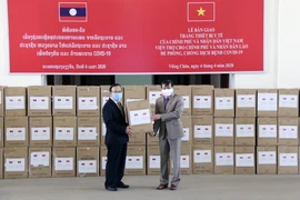 Hình ảnh Lào tiếp nhận hàng viện trợ chống COVID-19 của Việt Nam