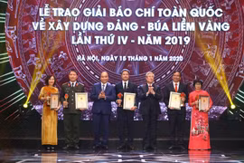 Thủ tướng Nguyễn Xuân Phúc và ông Trần Quốc Vượng, Ủy viên Bộ Chính trị, Thường trực Ban Bí thư trao giải A cho tác giả và nhóm tác giả đoạt giải. (Ảnh: Minh Quyết/TTXVN)