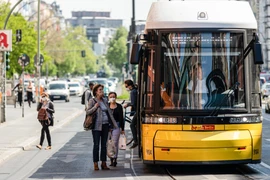 Người dân đeo khẩu trang phòng lây nhiễm COVID-19 tại Berlin, Đức ngày 27/4/2020. (Nguồn: THX/TTXVN)