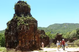 Du khách tham quan Khu di tích Mỹ Sơn. (Ảnh: Minh Đức/TTXVN)