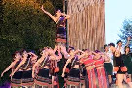 Tiết mục văn nghệ trong chương trình ''Xuân Biên phòng ấm lòng dân bản.'' (Ảnh: Trọng Đức/TTXVN)