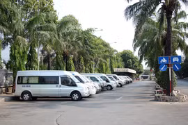 Các xe trung chuyển tại bến xe miền Đông ngừng hoạt động. (Ảnh: Tiến Lực/TTXVN)